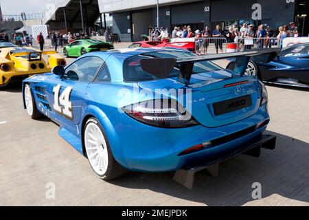 Dreiviertel Rückansicht eines blauen Mercedes-Benz SLR McLaren MSO, der sich auf die Yokohama Legends Track Parade auf dem Silverstone Classic 2022 vorbereitet Stockfoto