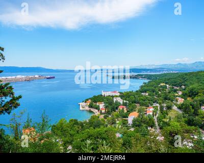 Der malerische Omisalj-Strand und die Stadtlandschaft mit grüner Vegetation an der Küste der Insel Krk Stockfoto