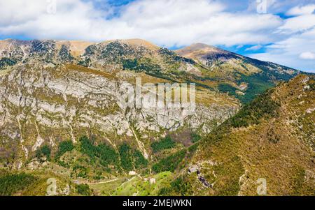 Panoramablick auf die Berge des Cadi-Massivs vom Grasolent-Aussichtspunkt aus mit Blick nach Osten. Bergeda, Katalonien, Spanien Stockfoto