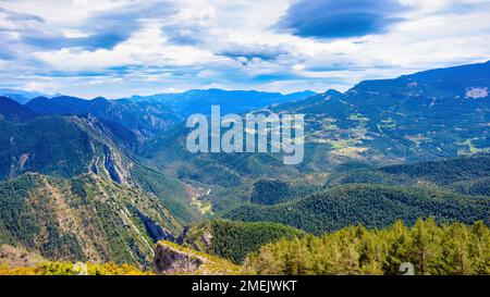 Panoramablick auf die Berge des Cadi-Massivs vom Grasolent Aussichtspunkt aus mit Blick nach Süden. Bergeda, Katalonien, Spanien Stockfoto