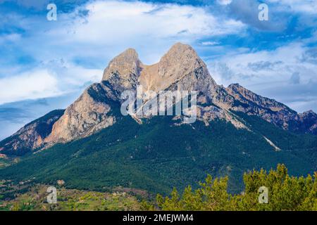 Blick auf einen der legendärsten Berge in Katalonien, die Pedraforca befindet sich in einem geschützten Naturpark, der seinen Namen trägt. Bergueda, Katalonien, Stockfoto