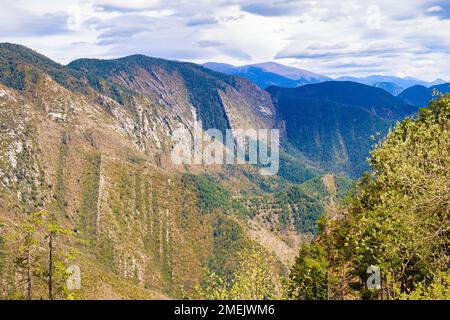 Blick auf die Berge des Cadi-Massivs vom Grasolent-Aussichtspunkt mit Blick nach Osten. Bergeda, Katalonien, Spanien Stockfoto