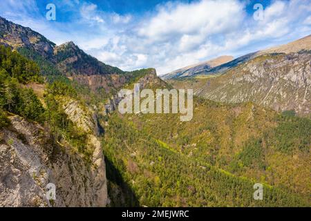 Blick auf den Bassotes-Gebirgspass vom Grasolet-Aussichtspunkt im Cadi-Massiv. Bergeda, Katalonien, Spanien Stockfoto