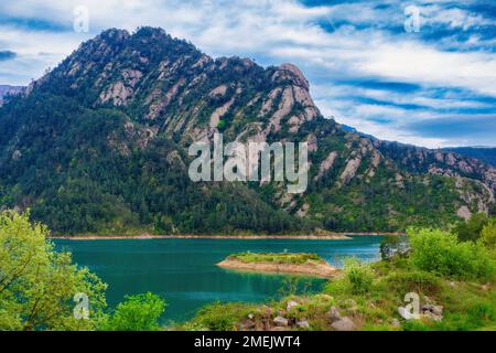 Blick auf den Stausee Llosa de Caball mit den Bergen von Llengots im Hintergrund. Bergueda, Katalonien, Spanien Stockfoto