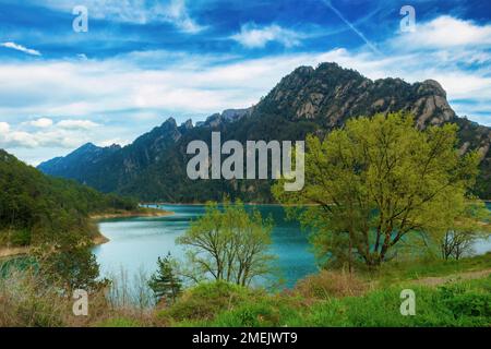 Blick auf den Stausee Llosa de Caball mit den Bergen von Llengots im Hintergrund. Bergueda, Katalonien, Spanien Stockfoto