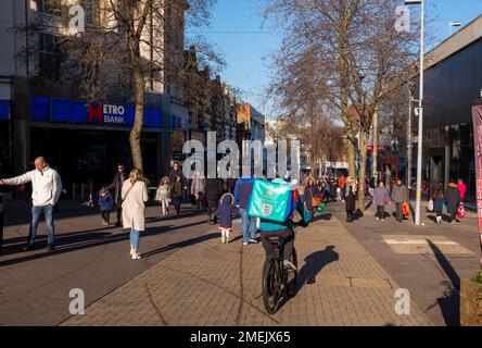 Ein Lieferradfahrer in der Sutton High Street, Surrey, England, Großbritannien Stockfoto