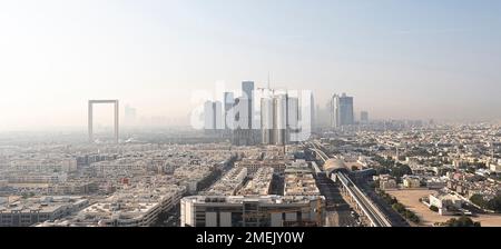 Panoramablick auf das Zentrum von Dubai aus der Höhe. Dubai City, Vereinigte Arabische Emirate Stockfoto