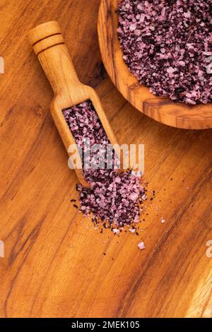 Natürliches Hibiskussalz in Holzlöffel - feine Kristalle zum Würzen Stockfoto