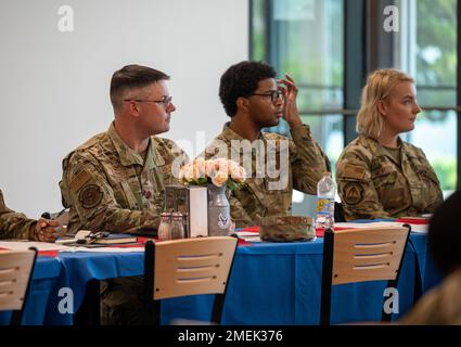 USA Air Force Major Jason Christie, 325. Kommandant der Truppenunterstützungsstaffel, Left, nimmt an einer Restaurantfokusgruppe am Luftwaffenstützpunkt Tyndall, Florida, am 17. August 2022 Teil. Christie setzte eine neue Vision ein, als er das Kommando über das Geschwader übernahm, mit der vollen Absicht, unübertroffene Dienste und Unterstützung zu bieten. Stockfoto