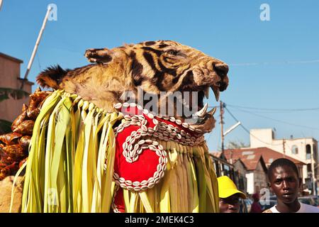 Maske auf der Hochzeit in Banjul, Gambia, Westafrika Stockfoto