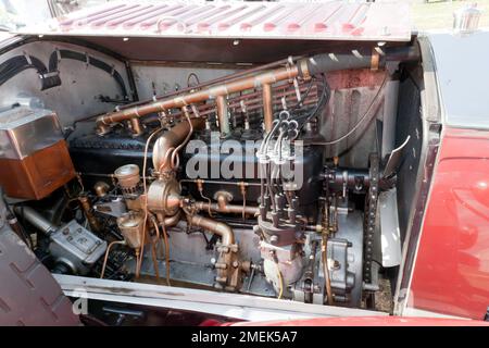 Die Motorenbucht eines Rolls Royce Silver Ghost 40/50hp Roadster, ca. 1914, wird im Silverstone Classic 2022 ausgestellt Stockfoto