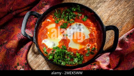 Shakshouka-Schale in einer gusseisernen Pfanne. Stockfoto