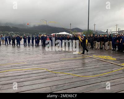 Crewmitglieder, die während der Olympischen Spiele in der Küstenwache Juneau am 17. August 2022 eine Wurflinie werfen. Die Olympischen Spiele der Booy Tender fanden in Juneau, Alaska, im Rahmen der jährlichen Booy Tender Round-Up der Küstenwache statt. Booy Tender Round-Up ist eine einwöchige Veranstaltung, bei der die Teilnehmer eine spezielle Schulung erhalten, Gespräche zur Verbesserung des Betriebs führen und eine Booy Tender Roundup Olympiade veranstalten können, um ihre Seemannsfertigkeiten zu testen. Crews von Coast Guard Cutters Kukui, Cypress, Fir, Anthony Petit und Elm nahmen an mehreren Veranstaltungen Teil, darunter der Kettenzug Stockfoto