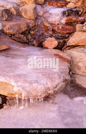 Eisbedeckter Steinweg im Winter, Snowdonia, Nordwales Stockfoto