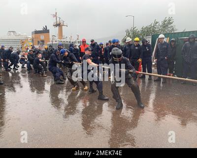 Crewmitglieder, die an der Tug-O-war während der Olympischen Spiele in der Küstenwache Juneau am 17. August 2022 teilnahmen. Die Olympischen Spiele der Booy Tender fanden in Juneau, Alaska, im Rahmen der jährlichen Booy Tender Round-Up der Küstenwache statt. Booy Tender Round-Up ist eine einwöchige Veranstaltung, bei der die Teilnehmer eine spezielle Schulung erhalten, Gespräche zur Verbesserung des Betriebs führen und eine Booy Tender Roundup Olympiade veranstalten können, um ihre Seemannsfertigkeiten zu testen. Crews von Coast Guard Cutters Kukui, Cypress, Fir, Anthony Petit und Elm nahmen an mehreren Veranstaltungen Teil, darunter The Cha Stockfoto