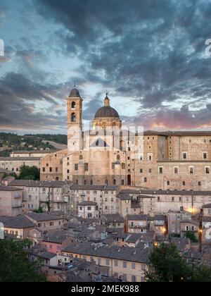 Panorama in Urbino Stadt von Italien bei Sonnenuntergang, Stadt und Weltkulturerbe in der Region Marken von Italien Stockfoto