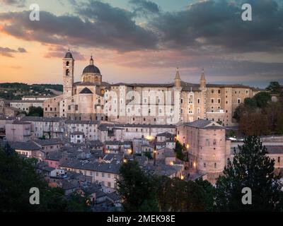 Panorama in Urbino Stadt von Italien bei Sonnenuntergang, Stadt und Weltkulturerbe in der Region Marken von Italien Stockfoto