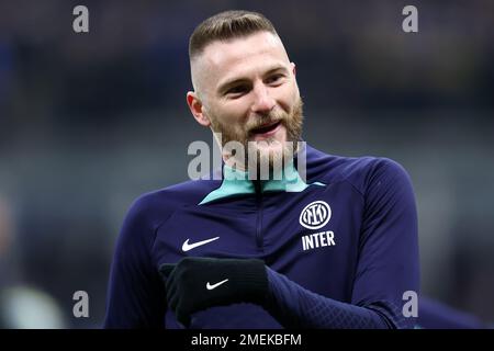 Mailand, Italien. 23. Januar 2023. Mailand Skriniar vom FC Internazionale beim Aufwärmen vor dem Fußballspiel der Serie A vor dem FC Internazionale und dem Empoli FC im Stadio Giuseppe Meazza am 23. Januar 2023 in Mailand, Italien Kredit: Marco Canoniero/Alamy Live News Stockfoto