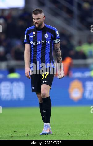 Mailand, Italien. 23. Januar 2023. Mailand Skriniar vom FC Internazionale blickt auf das Fußballspiel der Serie A vor dem FC Internazionale und dem Empoli FC im Stadio Giuseppe Meazza am 23. Januar 2023 in Mailand, Italien , zurück . Kredit: Marco Canoniero/Alamy Live News Stockfoto