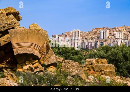 Der Tempel des Dioscuri, Tempio dei Dioscuri, im Tal der Tempel, Valle dei Templi, eine archäologische Stätte in Agrigento. Stockfoto