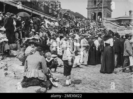 Wahrscheinlich Scarborough, North Yorkshire, Großbritannien. Ein geschäftiges, edwardianisches Urlaubsvolk an einem englischen Strand im Sommer. Ein Amateurfoto, aufgenommen um 1900. Stockfoto