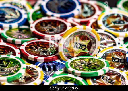 Polen. 23. Januar 2023. In dieser Fotoabbildung werden Kasino-Token auf einem Tisch angezeigt. Kredit: SOPA Images Limited/Alamy Live News Stockfoto