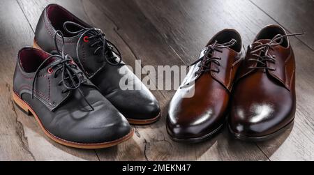 Komposition mit zwei Paar Herrenschuhen. Stockfoto