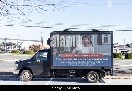 Spring Township, Pennsylvania: 8. November 2022: Ein mobiler Plakatwagen erinnerte die spanischsprachigen Wähler daran, ihre Wahlzettel für die Penns abzugeben Stockfoto