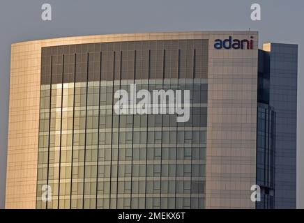 Blick auf das Adani-Firmengebäude in Ahmedabad. Adani ist ein multinationaler Konglomerat, der von seinem Vorsitzenden Gautam Adani gegründet wurde und weltweit diversifizierte Geschäfte betreibt. Stockfoto