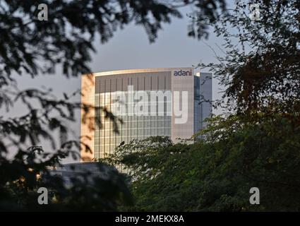 Blick auf das Adani-Firmengebäude in Ahmedabad. Adani ist ein multinationaler Konglomerat, der von seinem Vorsitzenden Gautam Adani gegründet wurde und weltweit diversifizierte Geschäfte betreibt. Stockfoto