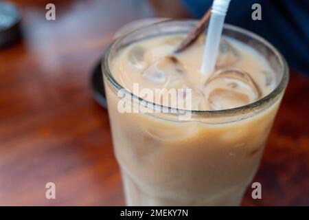 Eismilchgetränk auf einem Holztisch im Café aus der Nähe Stockfoto