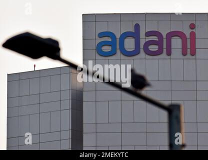 Ahmedabad, Indien. 22. Januar 2023. Blick auf das Adani-Firmengebäude in Ahmedabad. Adani ist ein multinationaler Konglomerat, der von seinem Vorsitzenden Gautam Adani gegründet wurde und weltweit diversifizierte Geschäfte betreibt. (Foto: Ashish Vaishnav/SOPA Images/Sipa USA) Guthaben: SIPA USA/Alamy Live News Stockfoto