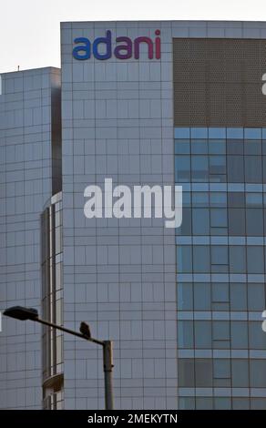 Ahmedabad, Indien. 22. Januar 2023. Blick auf das Adani-Firmengebäude in Ahmedabad. Adani ist ein multinationaler Konglomerat, der von seinem Vorsitzenden Gautam Adani gegründet wurde und weltweit diversifizierte Geschäfte betreibt. (Foto: Ashish Vaishnav/SOPA Images/Sipa USA) Guthaben: SIPA USA/Alamy Live News Stockfoto