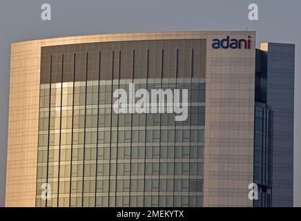 Ahmedabad, Indien. 22. Januar 2023. Blick auf das Adani-Firmengebäude in Ahmedabad. Adani ist ein multinationaler Konglomerat, der von seinem Vorsitzenden Gautam Adani gegründet wurde und weltweit diversifizierte Geschäfte betreibt. (Foto: Ashish Vaishnav/SOPA Images/Sipa USA) Guthaben: SIPA USA/Alamy Live News Stockfoto