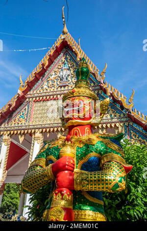 Die Yaksha-Statue vor dem Wat Pho Bang Khla in Chachoengsao, Thailand. Der Tempel, der mehr für seine Fledermäuse bekannt ist (Lyles fliegender Fuchs, Pteropus lylei ) Stockfoto