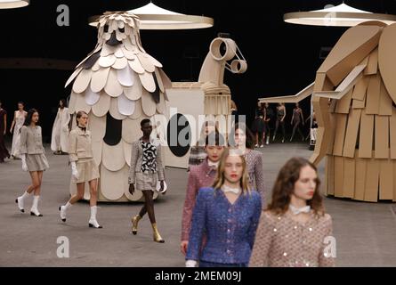 Paris, Frankreich. 24. Januar 2023. Models präsentieren Kreationen aus den Haute Couture-Kollektionen des französischen Modehauses Chanel im Frühjahr/Sommer 2023-2024 während der Paris Fashion Week in Paris, Frankreich, 24. Januar 2023. Kredit: Gao Jing/Xinhua/Alamy Live News Stockfoto