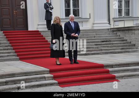 Berlin, Deutschland. 24. Januar 2023. Der deutsche Präsident Frank-Walter Steinmeier begrüßt am 24. Januar 2023 Zuzana Caputova, Präsidentin der Slowakei im Schloss Bellevue in Berlin. Kredit: Ales Zapotocky/CTK Photo/Alamy Live News Stockfoto