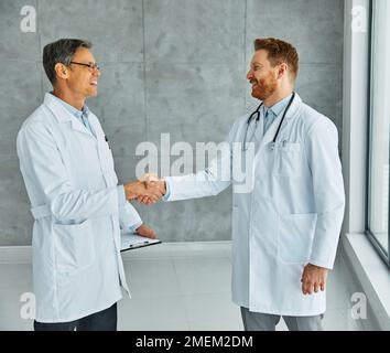 Arzt Krankenhaus Team Teamwork Gesundheit Medizin Healthcare Meeting Handshake Vereinbarung Hand Shaking Senior Einleitung Begrüßung medizinisch Stockfoto