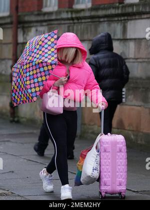 Isla Bryson, 31, früher bekannt als Adam Graham, aus Clydebank, West Dunbartonshire, trifft am High Court in Glasgow ein. Nach einem sechstägigen Prozess vor dem High Court hat eine Jury die Transgender-Frau für schuldig befunden, als sie ein Mann war, zwei Frauen vergewaltigt zu haben: Eine in Clydebank im Jahr 2016 und eine in Drumchapel, Glasgow, im Jahr 2019. Foto: Montag, 23. Januar 2023. Stockfoto