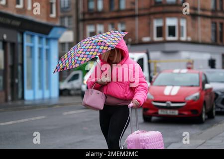 Isla Bryson, 31, früher bekannt als Adam Graham, aus Clydebank, West Dunbartonshire, trifft am High Court in Glasgow ein. Nach einem sechstägigen Prozess vor dem High Court hat eine Jury die Transgender-Frau für schuldig befunden, als sie ein Mann war, zwei Frauen vergewaltigt zu haben: Eine in Clydebank im Jahr 2016 und eine in Drumchapel, Glasgow, im Jahr 2019. Foto: Montag, 23. Januar 2023. Stockfoto