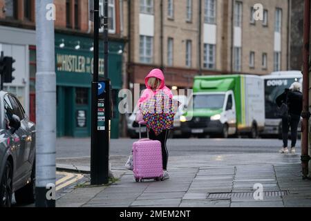 Isla Bryson, 31, früher bekannt als Adam Graham, aus Clydebank, West Dunbartonshire, trifft am High Court in Glasgow ein. Nach einem sechstägigen Prozess vor dem High Court hat eine Jury die Transgender-Frau für schuldig befunden, als sie ein Mann war, zwei Frauen vergewaltigt zu haben: Eine in Clydebank im Jahr 2016 und eine in Drumchapel, Glasgow, im Jahr 2019. Foto: Montag, 23. Januar 2023. Stockfoto