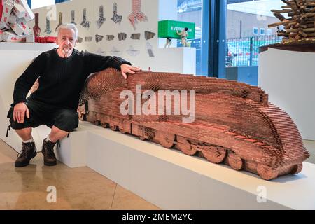 London, Großbritannien. 24. Januar 2023. David Mach von Darlington Train Maquette, 1997-2020. Der schottische Bildhauer David Mach kehrt nach London zurück, um monumentale Stücke in seiner Ausstellung Heavy Metal zu präsentieren, die bis zum 25. März 2023 mit Pangolin London ausgestellt wurde. Kredit: Imageplotter/Alamy Live News Stockfoto