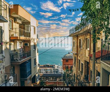 Blick auf die Straße in Izmir (Smyrna), Türkei. Ägäisches Meer. Karatas Straßen, Konak Stockfoto