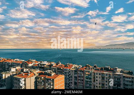 Stadt Izmir (Smyrna), Türkei. Ägäisches Meer. Panoramablick von der Stadt Asansor (Aufzug, Karatas, Konak) Stockfoto