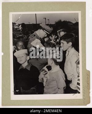 Lieutenant Commander Jack Dempsey, ein berühmter ehemaliger Boxer, bekannt als „Manassa Mauler“, ist jetzt für das Sportprogramm an der U.S. Coast Guard Training Station in Brooklyn, N.Y. verantwortlich und inspiriert weiterhin junge Bewunderer. Stockfoto