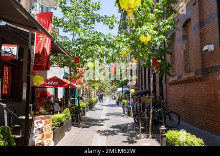 Kensington Street Chippendale in Sydney, Lifestyle, Gastronomie und Kulturerbe-Viertel mit chinesischen Neujahrslaternen in Rot und Gelb, Sydney, Australien Stockfoto