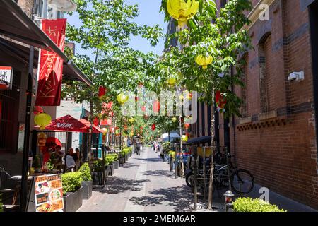 Kensington Street Chippendale in Sydney, Lifestyle, Gastronomie und Kulturerbe-Viertel mit chinesischen Neujahrslaternen in Rot und Gelb, Sydney, Australien Stockfoto