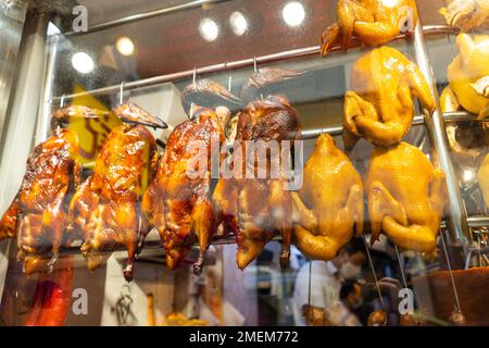 Hongkong - 2022. Dezember: Geröstete Enten, pekingente oder gebratene Gans im Restaurantfenster in China Stockfoto