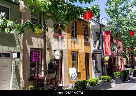 Kensington Street in Chippendale Sydney mit chinesischen Laternen und kleinen Restaurants, NSW, Australien Stockfoto