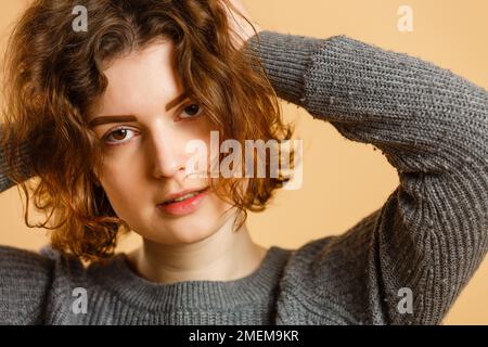 Nahaufnahme von einer erstaunlichen, kurzen Haardame, die in den leeren Raum blickt tief denkende kreative Person isolierter gelber Hintergrund Stockfoto